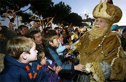 El rey Melchor saludando a los niños que le esperaban en el parque de la Ciutadella.