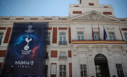 Cartel de la final de la Champions en la Puerta del Sol, en Madrid.