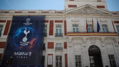 Cartel de la final de la Champions en la Puerta del Sol, en Madrid.
