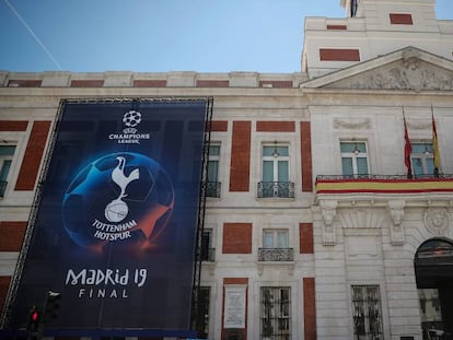 Cartel de la final de la Champions en la Puerta del Sol, en Madrid.