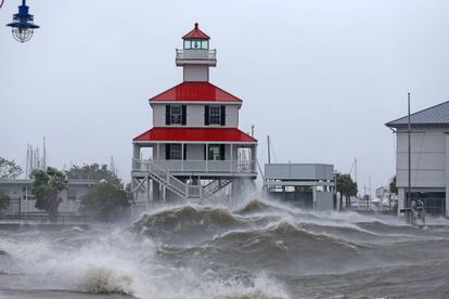 Las olas chocan contra el faro de Nuevo Canal en el lago Pontchartrain tras la llegada del huracán a Nueva Orleans. La tormenta ha llegado minutos antes de las 13.00 (hora local) a la entidad con vientos de 240 kilómetros por hora.