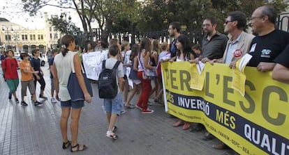 Protesta de la Plataforma per l&#039;Ensenyament contra los recortes educativos ayer frente al IES LLu&iacute;s Vives de Valencia.  
