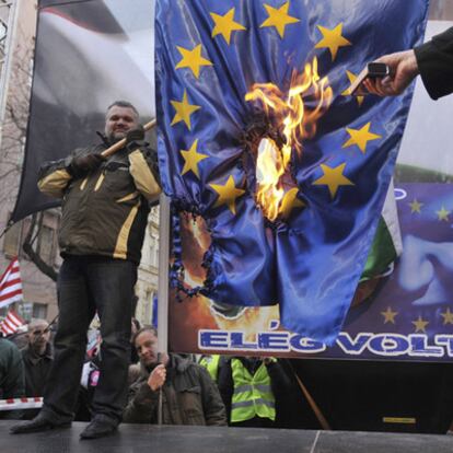 Manifestantes de extrema derecha queman una bandera de la UE en Budapest.