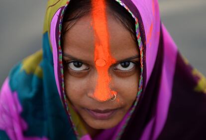 Una devota hind&uacute; ofrece oraciones en el festival Chhat en el r&iacute;o Yamuna en Nueva Delhi.