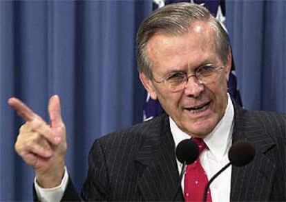 El secretario de Defensa, Donald Rumsfeld, en un momento de su intervención ante la prensa en Washington.