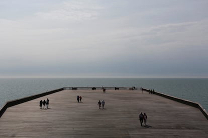 Vista general del muelle recién reabierto en Hastings, en el sudeste de Inglaterra (Reino Unido).