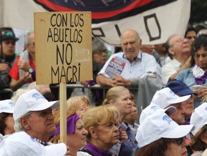 Jubilados manifiestan frente al edificio de la Corte Sumprema de Argentina antes del fallo sobre las pensiones.  