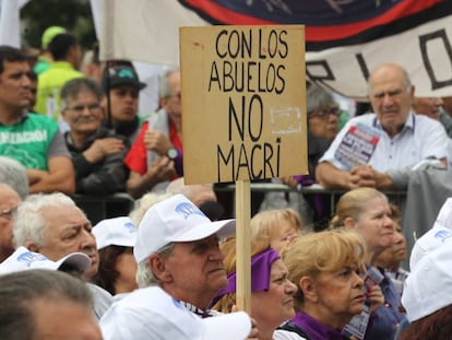 Jubilados manifiestan frente al edificio de la Corte Sumprema de Argentina antes del fallo sobre las pensiones.  