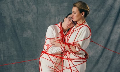 Mónica Rodríguez y su hija María, en una imagen de la campaña de 'Las raras: la marca de unos pocos que deberíamos conocer todos'. © Pfizer, SLU 2025. Todos los derechos reservados. Con el aval de Federación Española de Enfermedades Raras