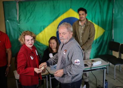 O ex-presidente Lula e a ex-primeira-dama Marisa Letícia votam em São Bernardo do Campo, na Grande São Paulo.