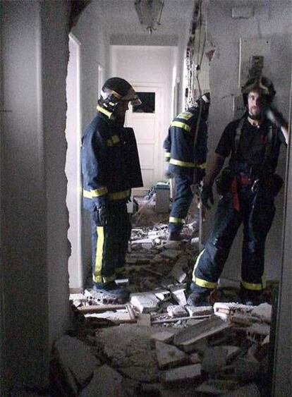 Bomberos, en el piso destrozado.