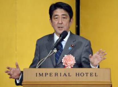 El primer ministro japonés, Shinzo Abe, pronuncia hoy su discurso durante la primera reunión del año de su formación, el Partido Liberal Democrático (PLD), celebrada en Tokio.