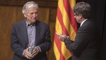 El presidente Carles Puigdemont, apaludiendo ayer al director de cine Costa-Gavras tras recibir el Premio Internacional Catalu&ntilde;a en el Palau de la Generalitat.