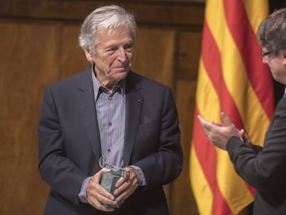 El presidente Carles Puigdemont, apaludiendo ayer al director de cine Costa-Gavras tras recibir el Premio Internacional Catalu&ntilde;a en el Palau de la Generalitat.