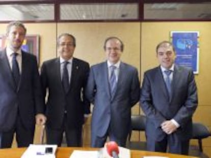 De izquierda a derecha, el eurodiputado Pablo Arias, el senador Antonio Alarcó, el director general de Empresa de la Comisión Europea, Daniel Calleja, y el presidente de ATA, Lorenzo Amor.