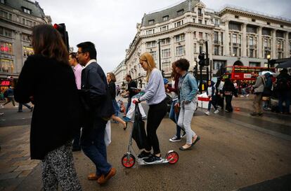 Una mujer en su scooter en Oxford Circus, Londres.