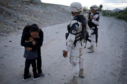 Lety Perez, inmigrante guatemalteca, abaraza a su hijo ante los guardias fronterizos de México en Ciudad Juarez.