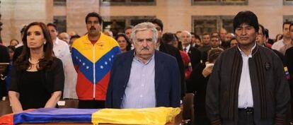 De izquierda a derecha, Cristina Fern&aacute;ndez, Nicol&aacute;s Maduro, Jos&eacute; Mujica y Evo Morales ante el f&eacute;retro de Hugo Ch&aacute;vez, el 6 de marzo en Caracas.