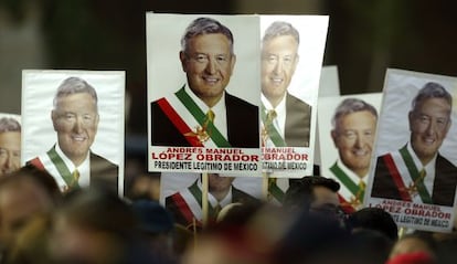 Carteles con la imagen de Andr&eacute;s Manuel L&oacute;pez Obrador.