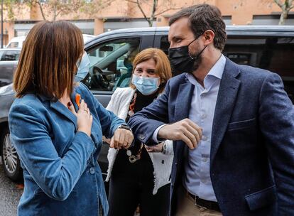 El presidente del PP, Pablo Casado, en Valencia, junto a la presidenta del PPCV, Isabel Bonig, y la portavoz del partido, María José Catalá.