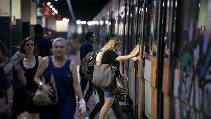 Viajeros de Renfe, en la estación de Sant Andreu Arenal, este lunes.