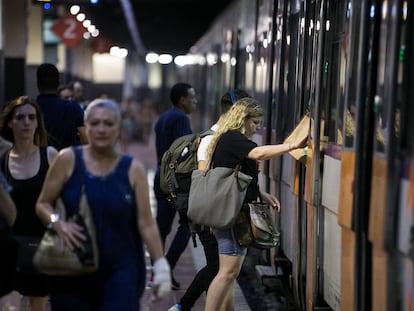 Viajeros de Renfe, en la estación de Sant Andreu Arenal, este lunes.