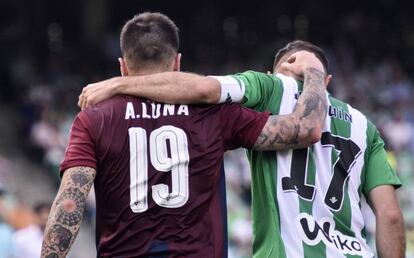 Luna, del Eibar, y Joaquín, del Betis, se abrazan durante su último partido.
