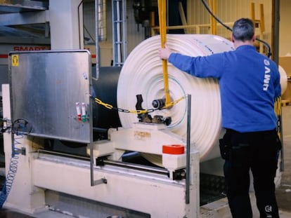 Un operario en el banco de pruebas de revestimiento sostenible de UMV Coating, en Säffle.