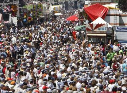 Miles de personas acudieron ayer a la pradera de San Isidro para celebrar la festividad del patrón de la capital.