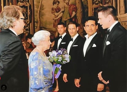 La reina Isabel II de Inglaterra, en una recepción en 2013 con Il Divo. Carlos Marín es el segundo por la derecha.