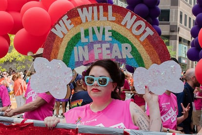 El año pasado, la marcha LGTB+ de Nueva York nos dejó pancartas tan divertidas como esta. "No vamos a vivir con miedo", el necesario mensaje estampado sobre el arcoíris.