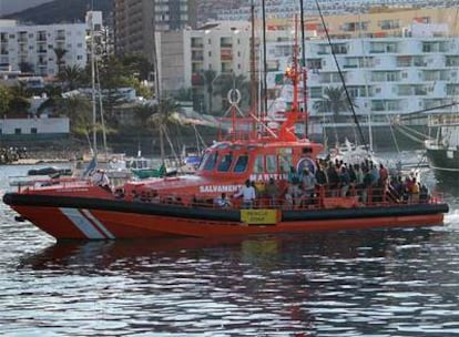 La embarcación interceptada hoy cuya tripulación ha sido trasladado al puerto de los Cristianos en Tenerife estaba medio hundida cuando fue interceptada