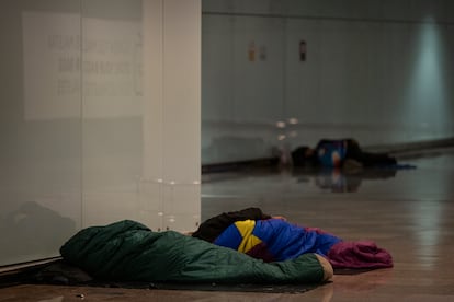 Personas sin hogar pernoctan en la Terminal 1 del aeropuerto de Barcelona-El Prat.