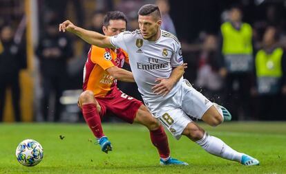 Luka Jovic trata de superar a Nagatomo en el partido contra el Galatasaray en Estambul.