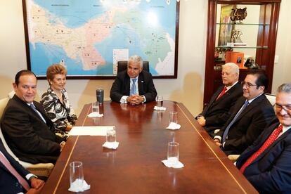 El presidente de Panamá, José Raúl Mulino (centro) durante una reunión con expresidentes en la Ciudad de Panamá, el 23 de diciembre. 