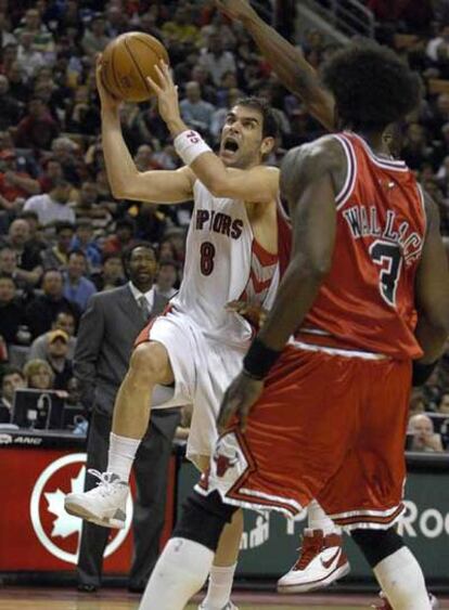 El base español José Manuel Calderón entra a canasta en presencia del jugador de los Bulls de Chicago Ben Wallace.