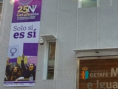 Cartel a favor de la Ley del 'Solo sí es sí' en la fachada del Centro Municipal de Mujer de Getafe, que el PP ha pedido retirar.
