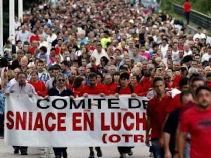 Los trabajadores de Sniace, acompañados por familiares y vecinos, se manifiestan por las calles de Torrelavega (Cantabria) para exigir un cambio de postura a la empresa que está despidiendo a toda la plantilla, unos 500 trabajadores.