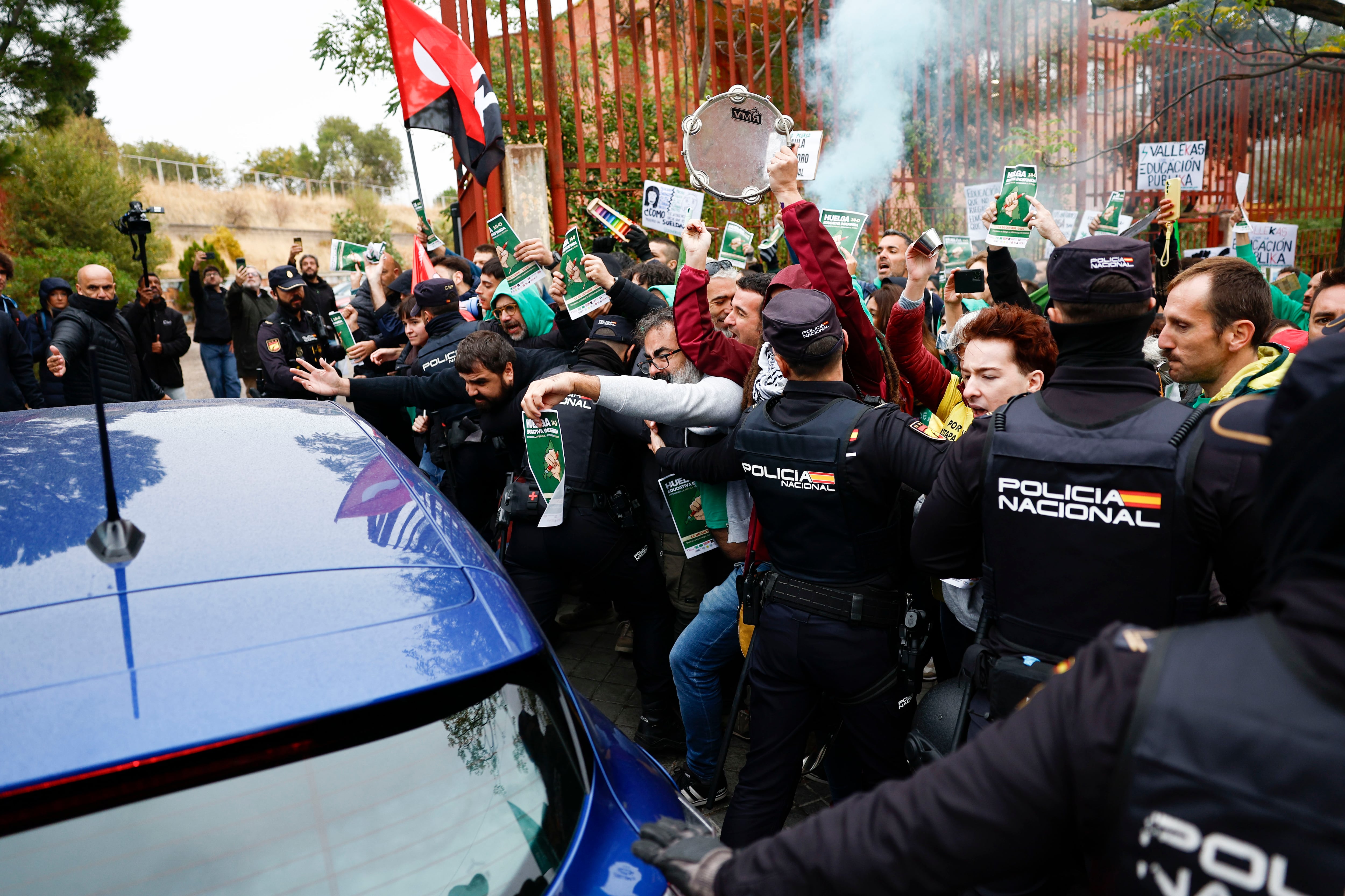 La policía carga contra un grupo de profesores de Madrid que bloqueaba la entrada a un acto de Ayuso