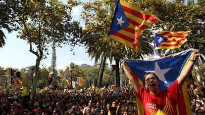 Cientos de personas protestan frente al Tribunal Superior de Justicia de Cataluña.