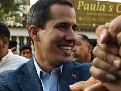 El político, reconocido como presidente interino de Venezuela por medio centenar de países, desafía las amenazas del chavismo con una nueva movilización