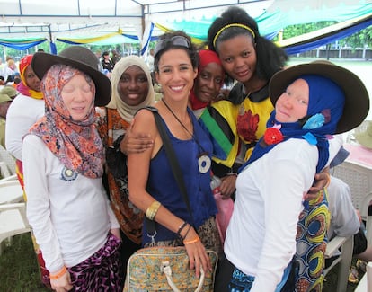 Mafalda Soto, junto a un grupo de jóvenes, en la celebración del Día Internacional de Sensibilización sobre el Albinismo en Dar es Salaam (Tanzania), en 2014.