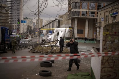 Oficiales de policía inspeccionan el área tras el ataque ruso en Kiev. La OTAN ha convocado una cumbre virtual de líderes para mañana ante la invasión "planeada" de Ucrania por parte de Rusia, tras haber manifestado varios aliados sentirse amenazados, anunció este jueves el secretario general de la Alianza, Jens Stoltenberg.