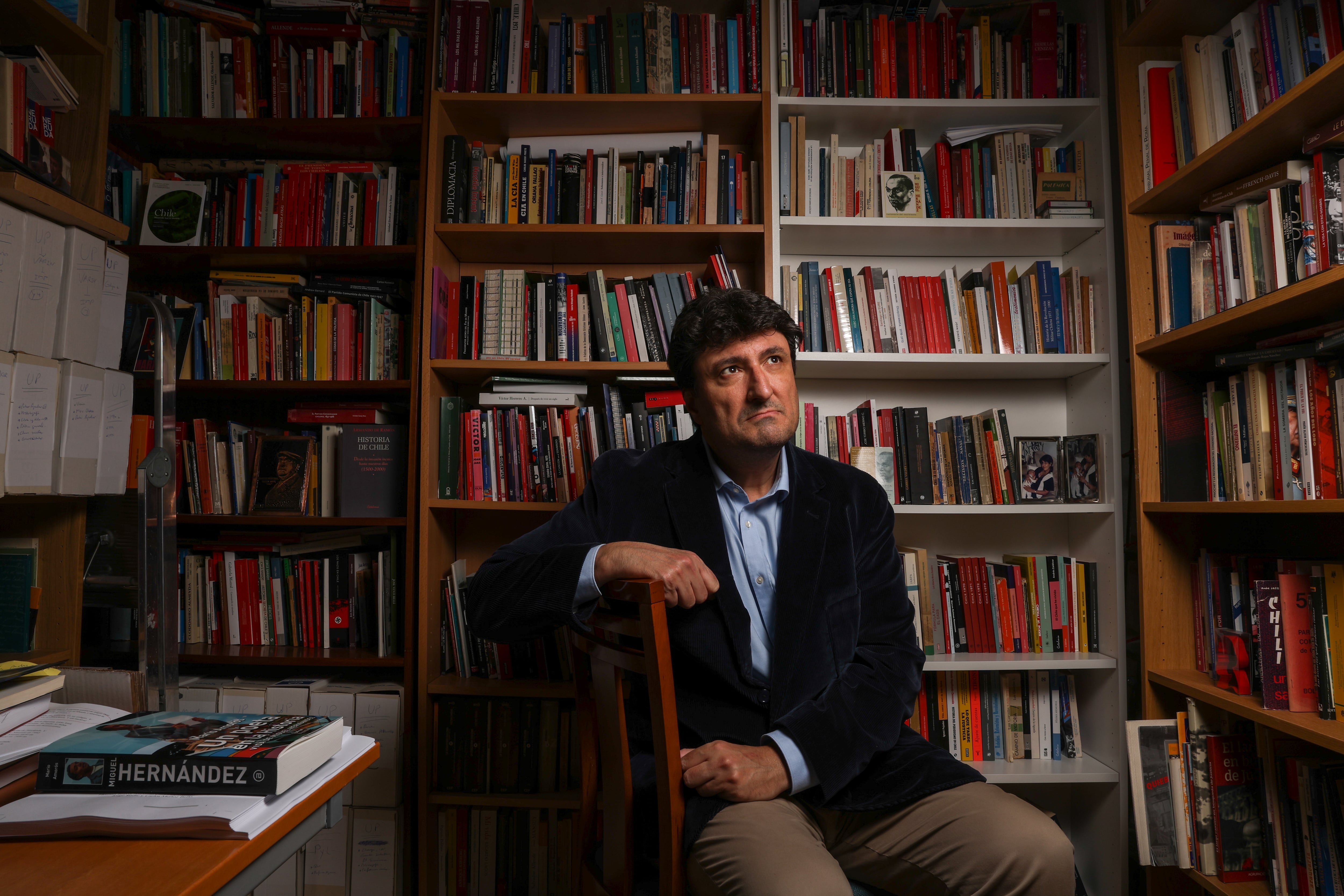 El periodista e historiador Mario Amorós,  retratado en su casa de Madrid la pasada semana.