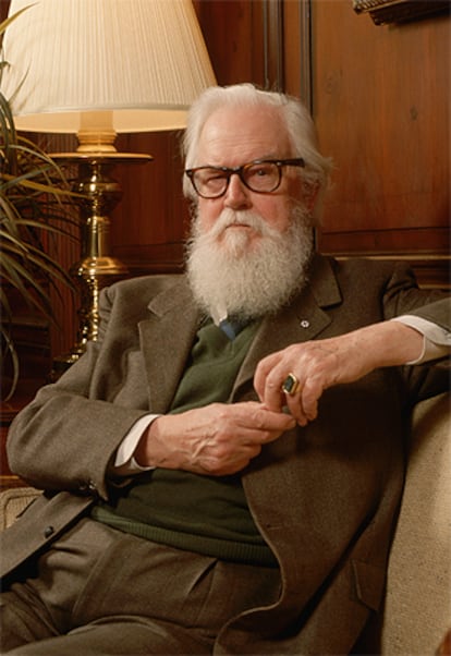 El novelista canadiense Robertson Davies.