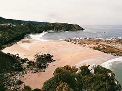 La playa de Amió, con su banco de arena junto a las lastras de roca, y el pueblo de Pechón pertenecen al municipio de Val de San Vicente (de unos 2.500 habitantes).