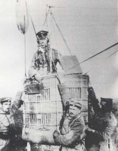 El teniente Peter Rieper prepar&aacute;ndose para un ascenso en la cesta de su globo de observaci&oacute;n. Imagen incluida en el libro &#039;German knights of the air&#039;. 
 
 