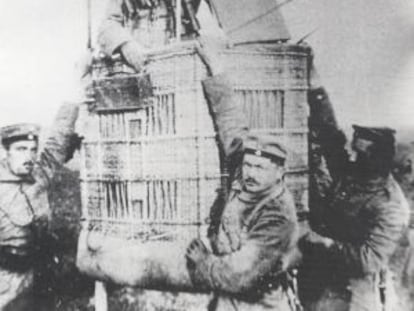 El teniente Peter Rieper prepar&aacute;ndose para un ascenso en la cesta de su globo de observaci&oacute;n. Imagen incluida en el libro &#039;German knights of the air&#039;. 
 
 