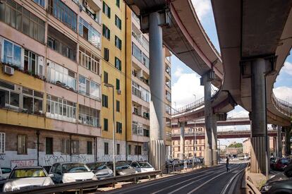 Abandono. La vía Prenestina, una antigua calzada romana, muestra la decadencia urbana de la ciudad.