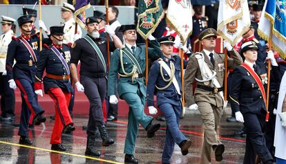 Efectivos del ejército momentos antes del izado de la bandera nacional.